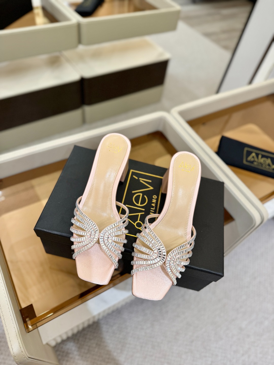 Alevi Mlano 阿列维·姆拉诺 𝘼𝙡𝙚𝙫𝙞 𝙈𝙡𝙖𝙣𝙤Alevi Milano闪钻走秀款一个享有