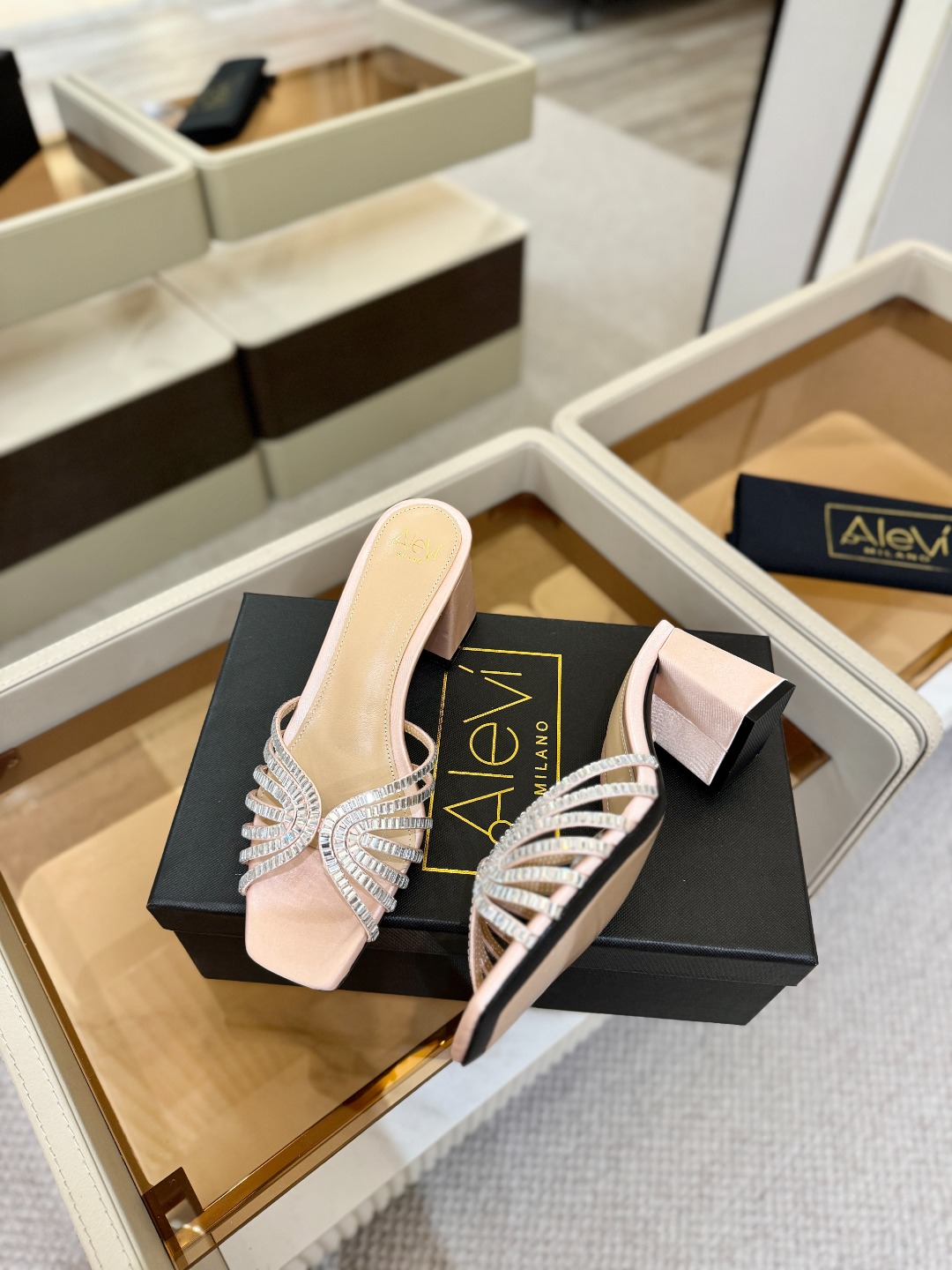 Alevi Mlano 阿列维·姆拉诺 𝘼𝙡𝙚𝙫𝙞 𝙈𝙡𝙖𝙣𝙤Alevi Milano闪钻走秀款一个享有