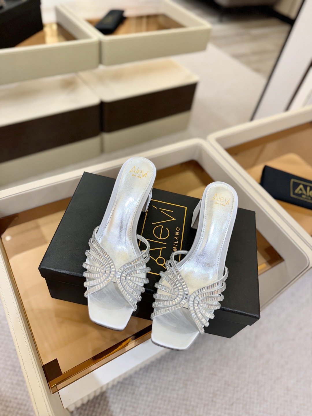 Alevi Mlano 阿列维·姆拉诺 𝘼𝙡𝙚𝙫𝙞 𝙈𝙡𝙖𝙣𝙤Alevi Milano闪钻走秀款一个享有