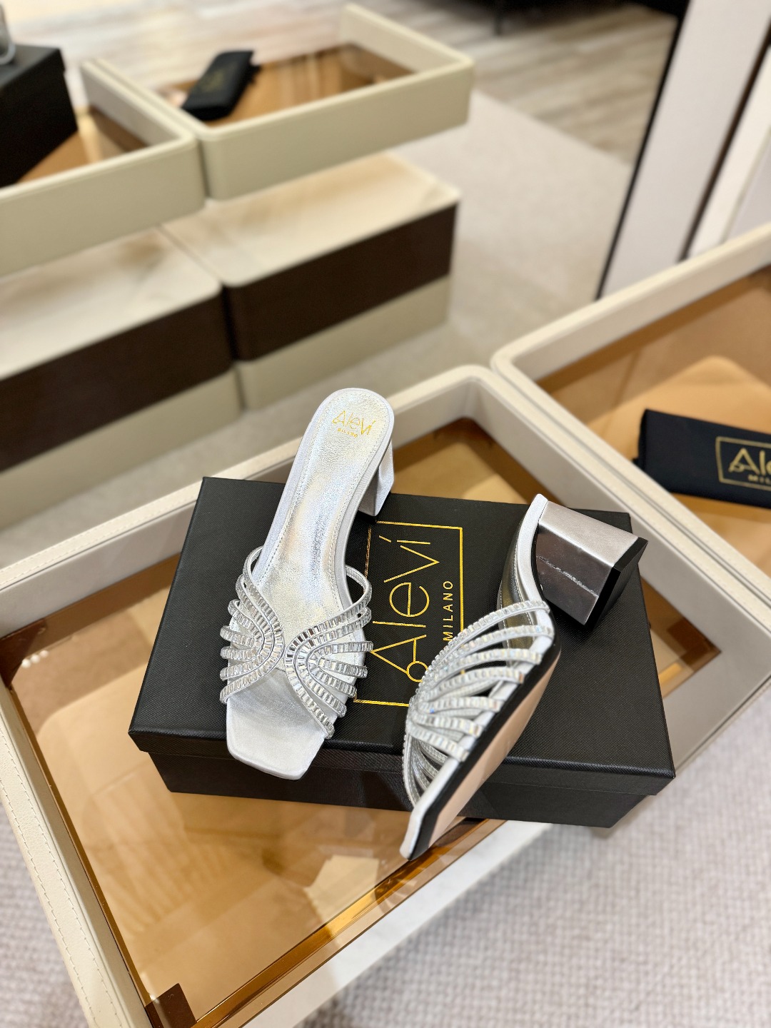 Alevi Mlano 阿列维·姆拉诺 𝘼𝙡𝙚𝙫𝙞 𝙈𝙡𝙖𝙣𝙤Alevi Milano闪钻走秀款一个享有