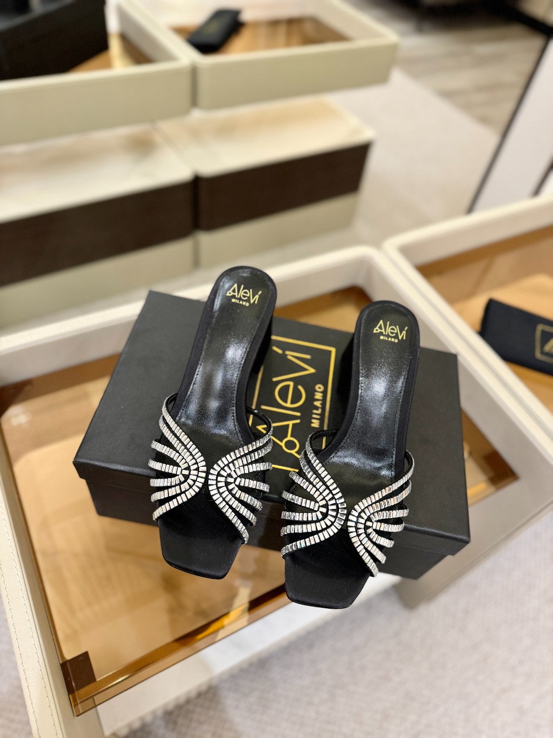 Alevi Mlano 阿列维·姆拉诺 𝘼𝙡𝙚𝙫𝙞 𝙈𝙡𝙖𝙣𝙤Alevi Milano闪钻走秀款一个享有