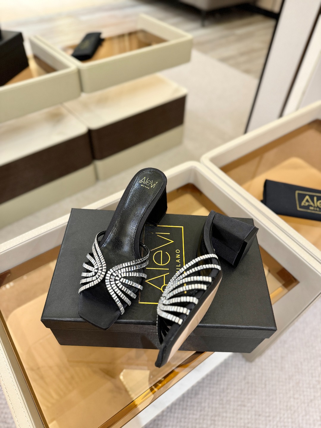 Alevi Mlano 阿列维·姆拉诺 𝘼𝙡𝙚𝙫𝙞 𝙈𝙡𝙖𝙣𝙤Alevi Milano闪钻走秀款一个享有