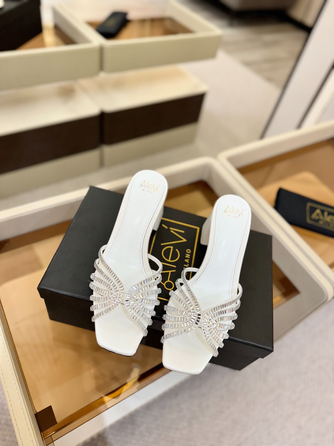 Alevi Mlano 阿列维·姆拉诺 𝘼𝙡𝙚𝙫𝙞 𝙈𝙡𝙖𝙣𝙤Alevi Milano闪钻走秀款一个享有