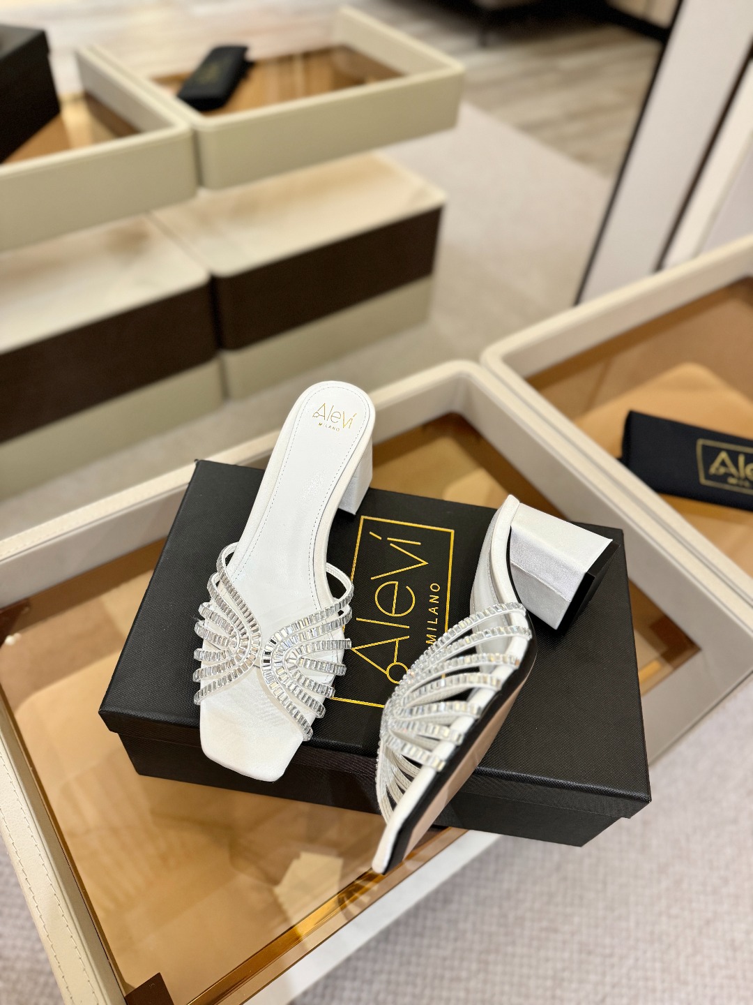 Alevi Mlano 阿列维·姆拉诺 𝘼𝙡𝙚𝙫𝙞 𝙈𝙡𝙖𝙣𝙤Alevi Milano闪钻走秀款一个享有