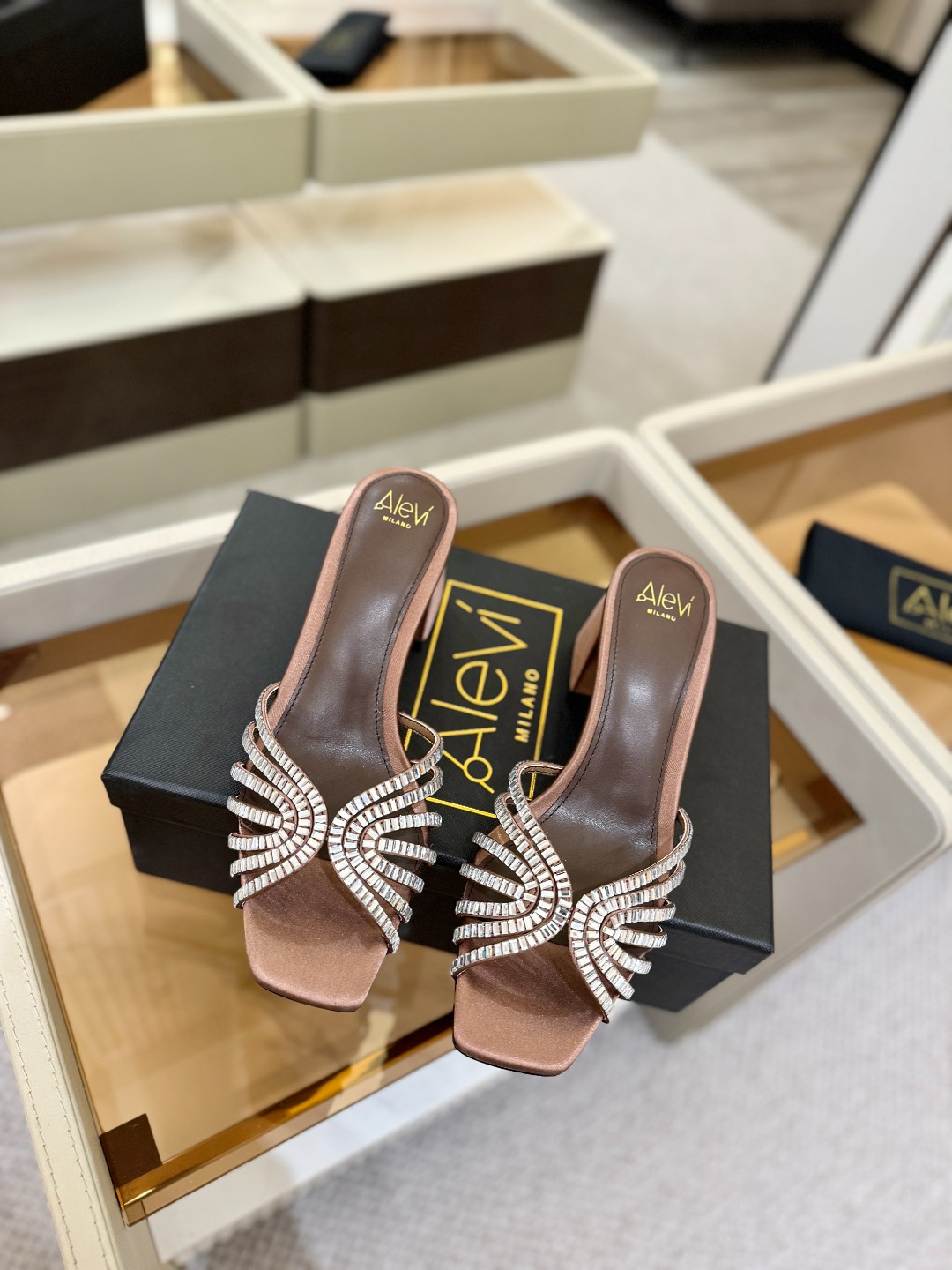 Alevi Mlano 阿列维·姆拉诺 𝘼𝙡𝙚𝙫𝙞 𝙈𝙡𝙖𝙣𝙤Alevi Milano闪钻走秀款一个享有