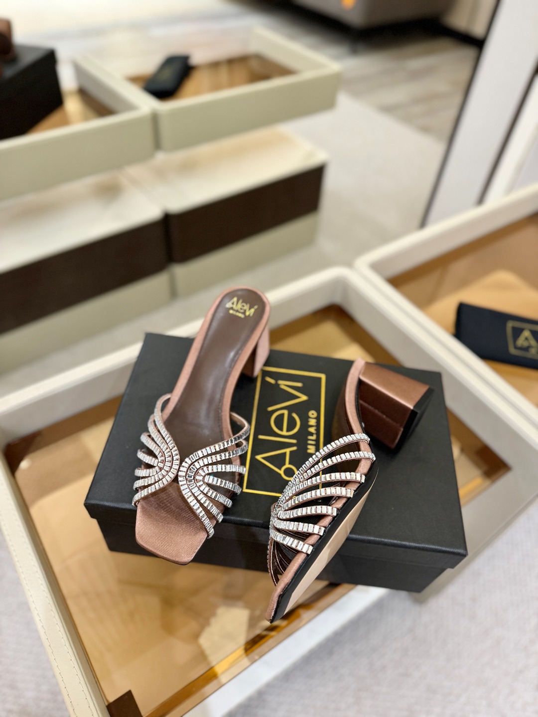 Alevi Mlano 阿列维·姆拉诺 𝘼𝙡𝙚𝙫𝙞 𝙈𝙡𝙖𝙣𝙤Alevi Milano闪钻走秀款一个享有