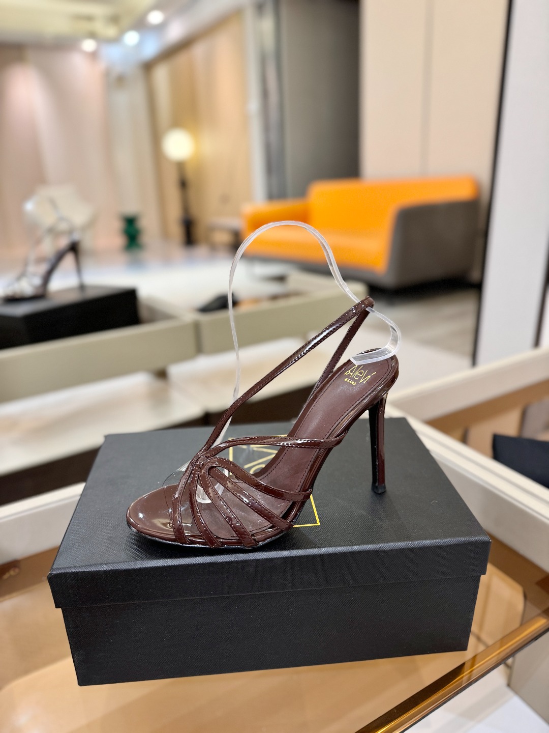 NO:724012,Price Alevi Mlano Alevi Milano Alessandra embellished high-heeled catwalk sandals A prestigious luxury shoe brand co-created by two Italian women, Valentina Michetti and Perla Alessandri. The 'earthy sandals' have turned over. This time they have become the C position among fashion elites. They are popular on Instagram and are a must-have for fashion bloggers. Presenting the first wave of 'design stars', the designer of Alevi Milano is inspired by his personal life history.  Designed a series of hollow high-heeled shoes represented by strong women. The woven hollow straps shine and are perfect for important occasions. ◆Material description ◆High-grade imported patent leather for uppers ◆Mixed sheepskin lining ◆Sheepskin for foot pads ◆Original open-molded genuine leather sole with black edges ◆Heel height. ◆Size - (...No returns or exchanges for customization) ◆Packaging Alevi  Milano original packaging, high heels sandals, sandals, high heels, sheepskin19860909价格  Alevi Mlano 阿列维·姆拉诺   Alevi Milano Alessandra装饰高跟走秀凉鞋 一个享有盛誉的奢侈鞋品牌 由两位意大利本土女性共同创作 瓦伦蒂娜·米切蒂和佩拉·亚历山德里 翻了身的“土味凉鞋” 这次成了时髦精心中的C位 火遍ins,时尚博主人手必备 呈现第一波“设计新星” Alevi Milano的设计师以个人人生履历为灵感 设计了以坚强女性为代表的镂空高跟鞋系列, 编织的镂空细带闪耀 最适合重要场合穿上它撑场面 ◆材质说明 ◆鞋面进口高级漆皮 ◆内里混种羊皮 ◆垫脚羊皮 ◆鞋底原版开模黑边真皮底 ◆跟高. ◆码数-（...订做不退换） ◆包装 Alevi Milano原版包装,高跟鞋凉鞋,sandals,high heels,sheepskin,Women's Shoes