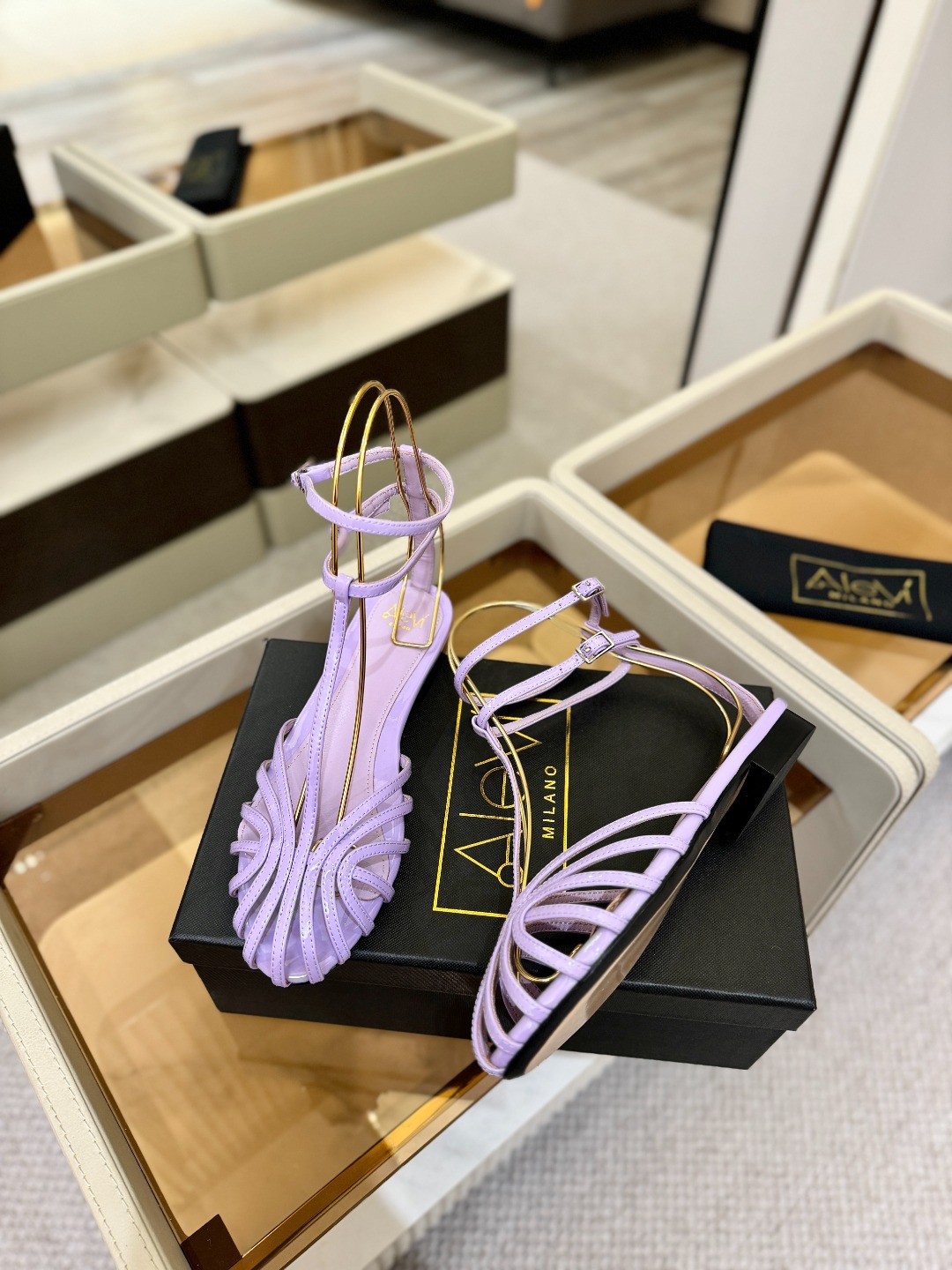 Alevi Mlano 阿列维·姆拉诺 𝘼𝙡𝙚𝙫𝙞 𝙈𝙡𝙖𝙣𝙤Alevi Milano包头平底走秀款一个