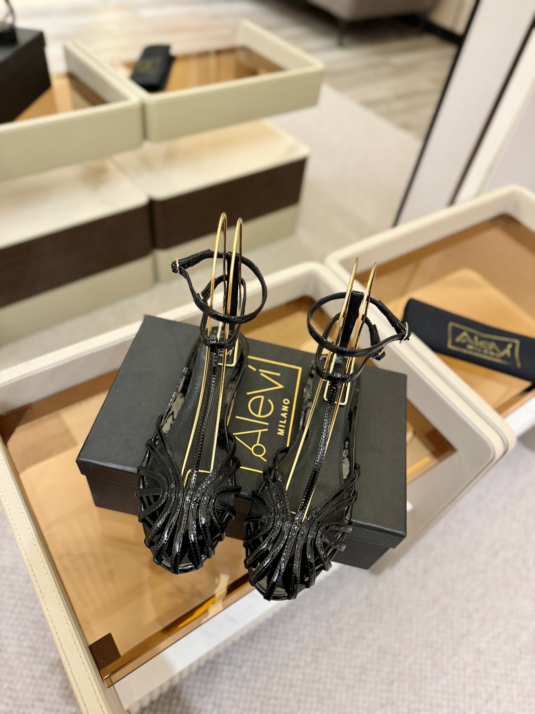 Alevi Mlano 阿列维·姆拉诺 𝘼𝙡𝙚𝙫𝙞 𝙈𝙡𝙖𝙣𝙤Alevi Milano包头平底走秀款一个