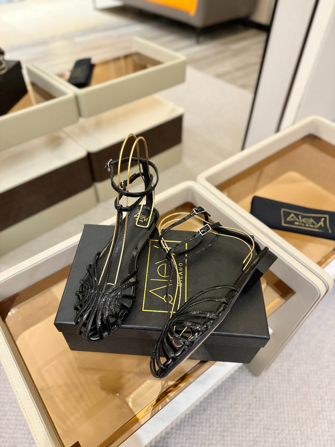 Alevi Mlano 阿列维·姆拉诺 𝘼𝙡𝙚𝙫𝙞 𝙈𝙡𝙖𝙣𝙤Alevi Milano包头平底走秀款一个