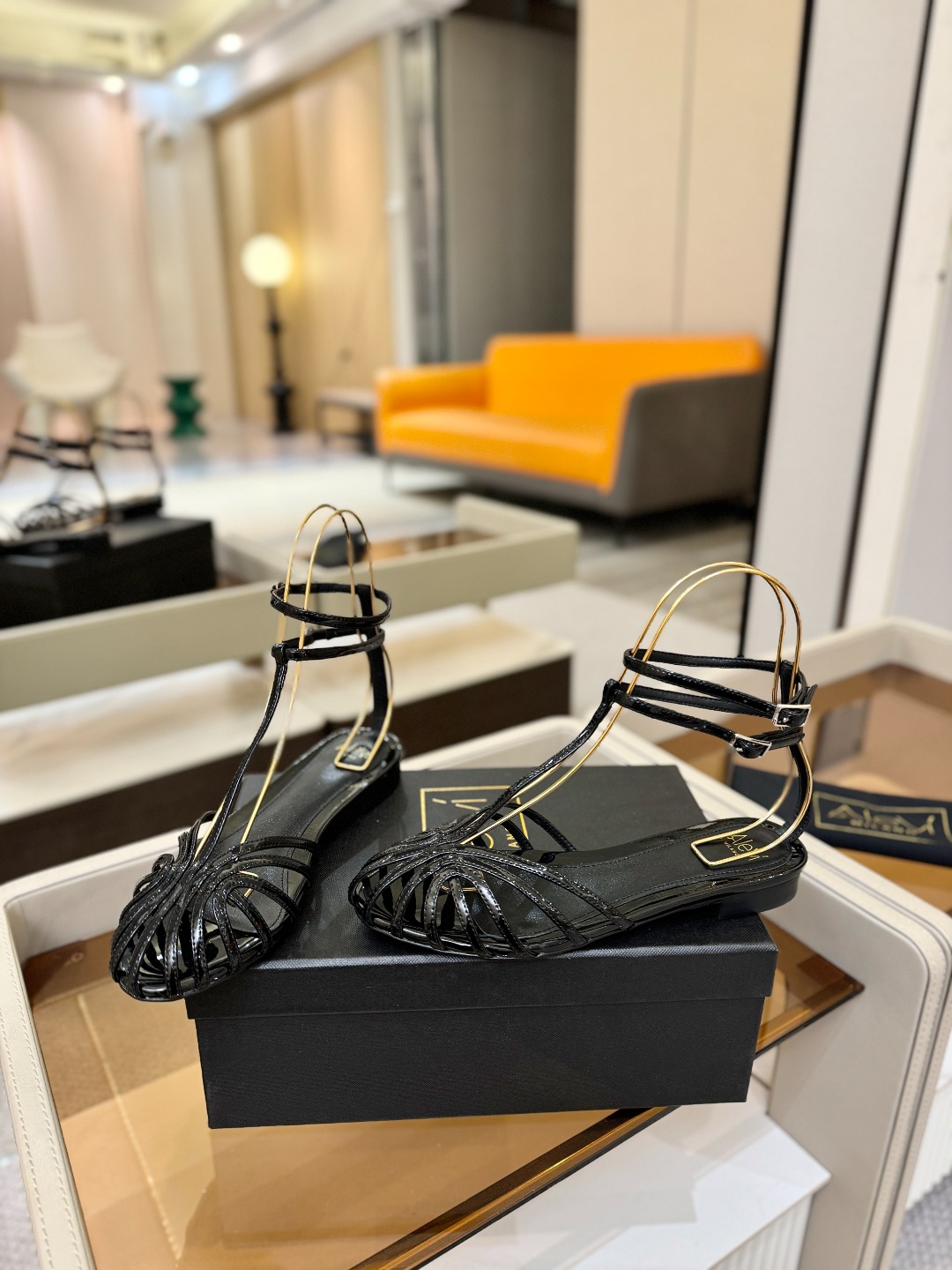 Alevi Mlano 阿列维·姆拉诺 𝘼𝙡𝙚𝙫𝙞 𝙈𝙡𝙖𝙣𝙤Alevi Milano包头平底走秀款一个