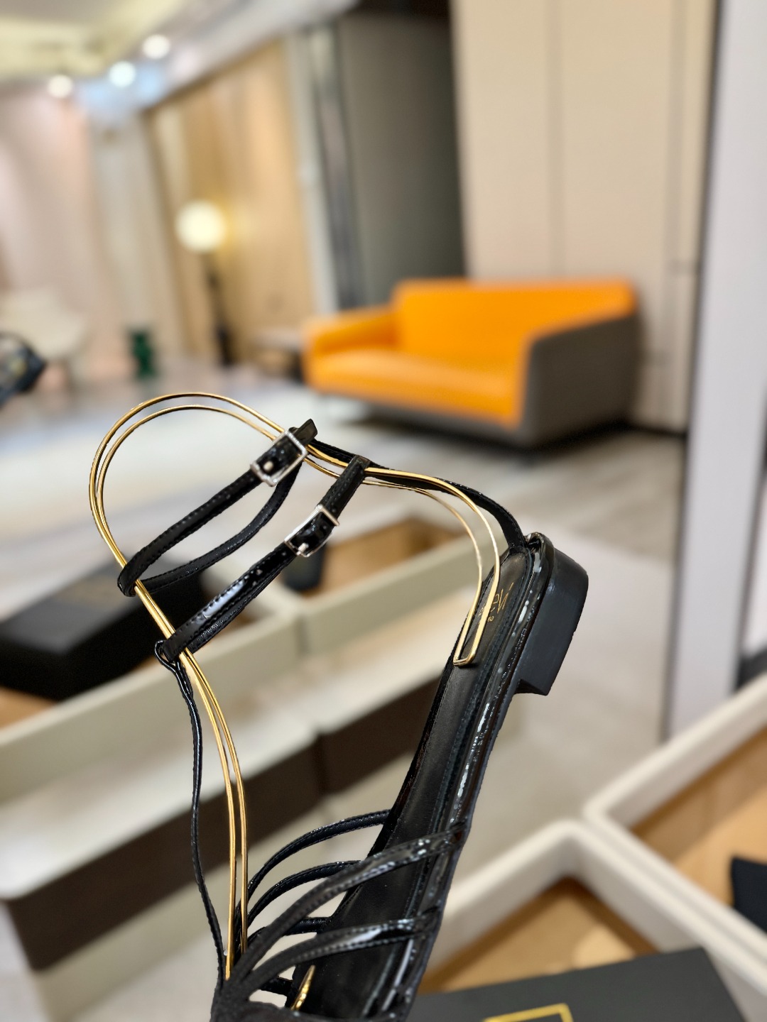 Alevi Mlano 阿列维·姆拉诺 𝘼𝙡𝙚𝙫𝙞 𝙈𝙡𝙖𝙣𝙤Alevi Milano包头平底走秀款一个