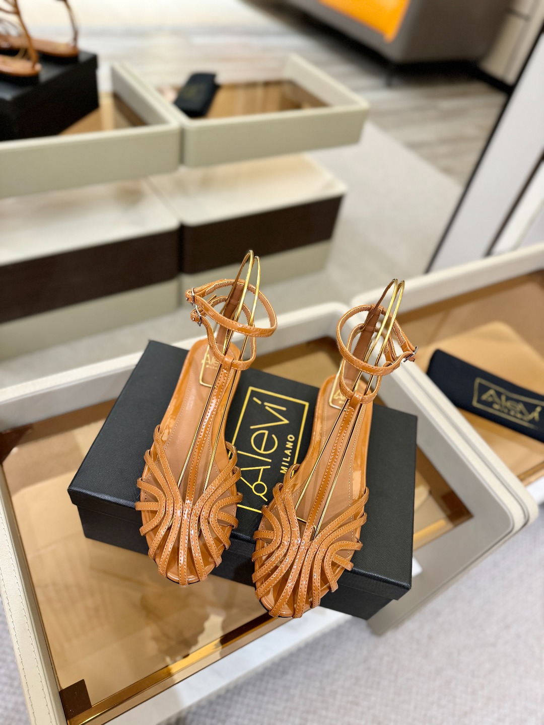 Alevi Mlano 阿列维·姆拉诺 𝘼𝙡𝙚𝙫𝙞 𝙈𝙡𝙖𝙣𝙤Alevi Milano包头平底走秀款一个