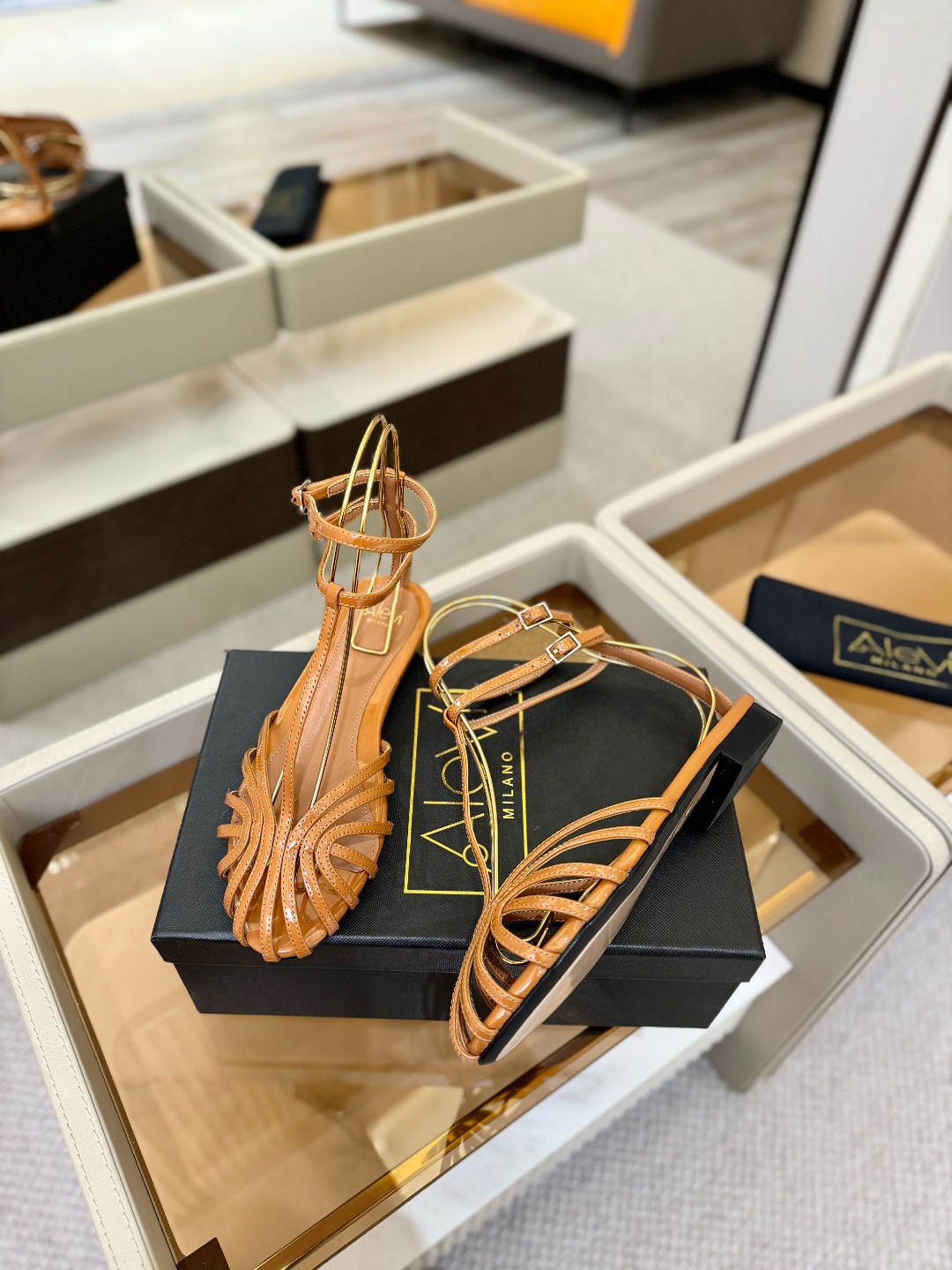 Alevi Mlano 阿列维·姆拉诺 𝘼𝙡𝙚𝙫𝙞 𝙈𝙡𝙖𝙣𝙤Alevi Milano包头平底走秀款一个
