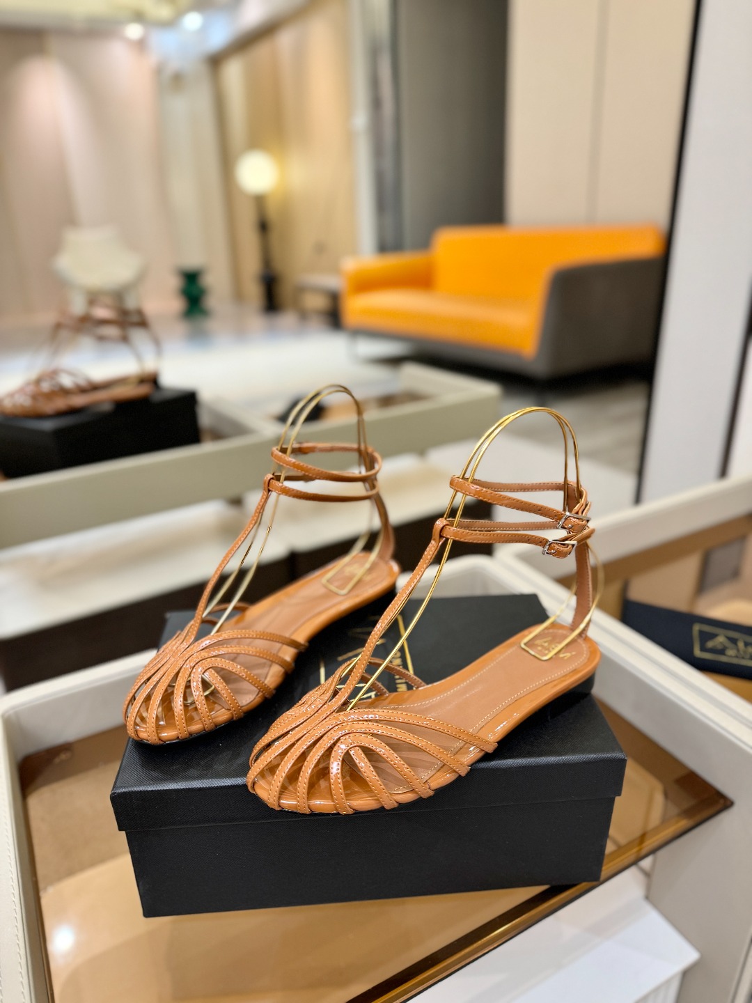 Alevi Mlano 阿列维·姆拉诺 𝘼𝙡𝙚𝙫𝙞 𝙈𝙡𝙖𝙣𝙤Alevi Milano包头平底走秀款一个