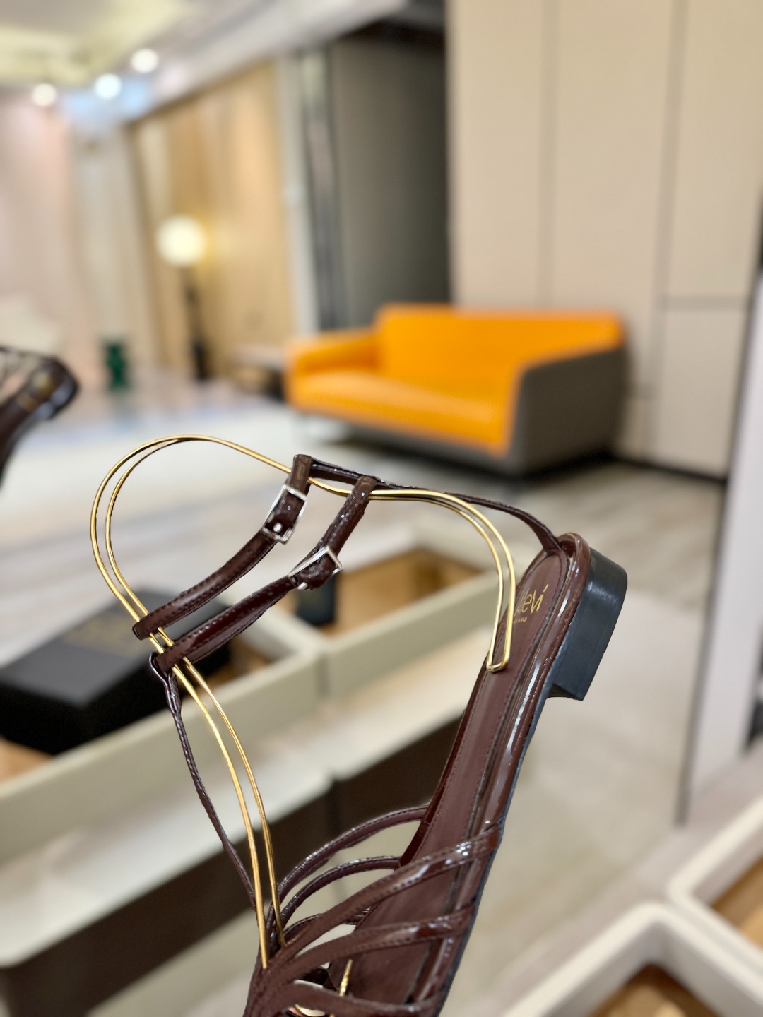 Alevi Mlano 阿列维·姆拉诺 𝘼𝙡𝙚𝙫𝙞 𝙈𝙡𝙖𝙣𝙤Alevi Milano包头平底走秀款一个