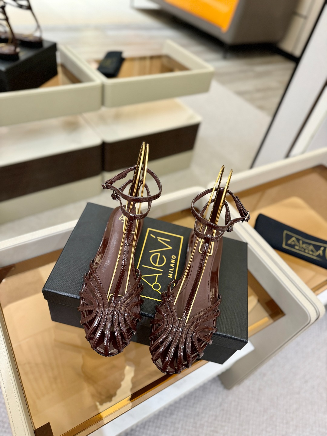 Alevi Mlano 阿列维·姆拉诺 𝘼𝙡𝙚𝙫𝙞 𝙈𝙡𝙖𝙣𝙤Alevi Milano包头平底走秀款一个