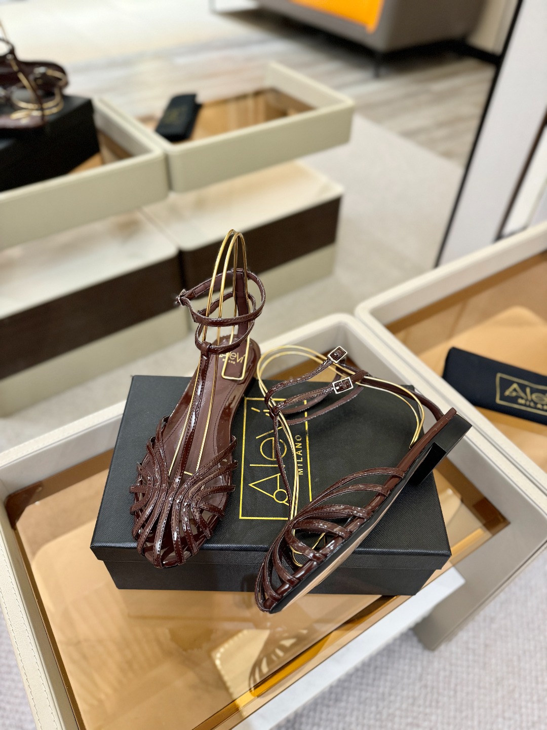 Alevi Mlano 阿列维·姆拉诺 𝘼𝙡𝙚𝙫𝙞 𝙈𝙡𝙖𝙣𝙤Alevi Milano包头平底走秀款一个