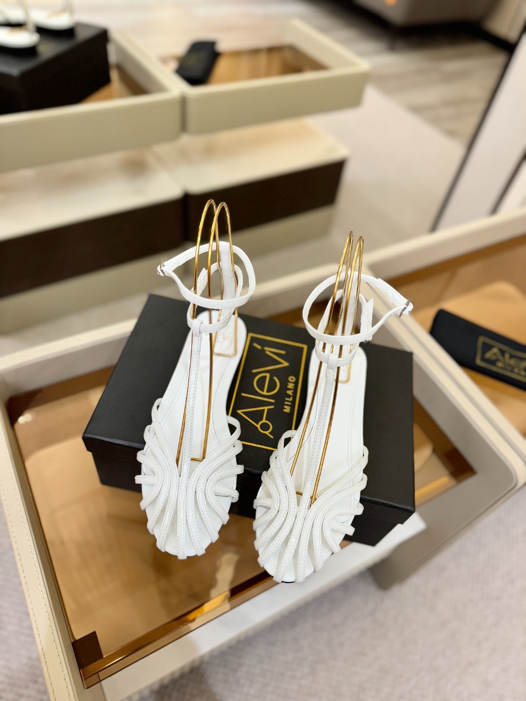 Alevi Mlano 阿列维·姆拉诺 𝘼𝙡𝙚𝙫𝙞 𝙈𝙡𝙖𝙣𝙤Alevi Milano包头平底走秀款一个