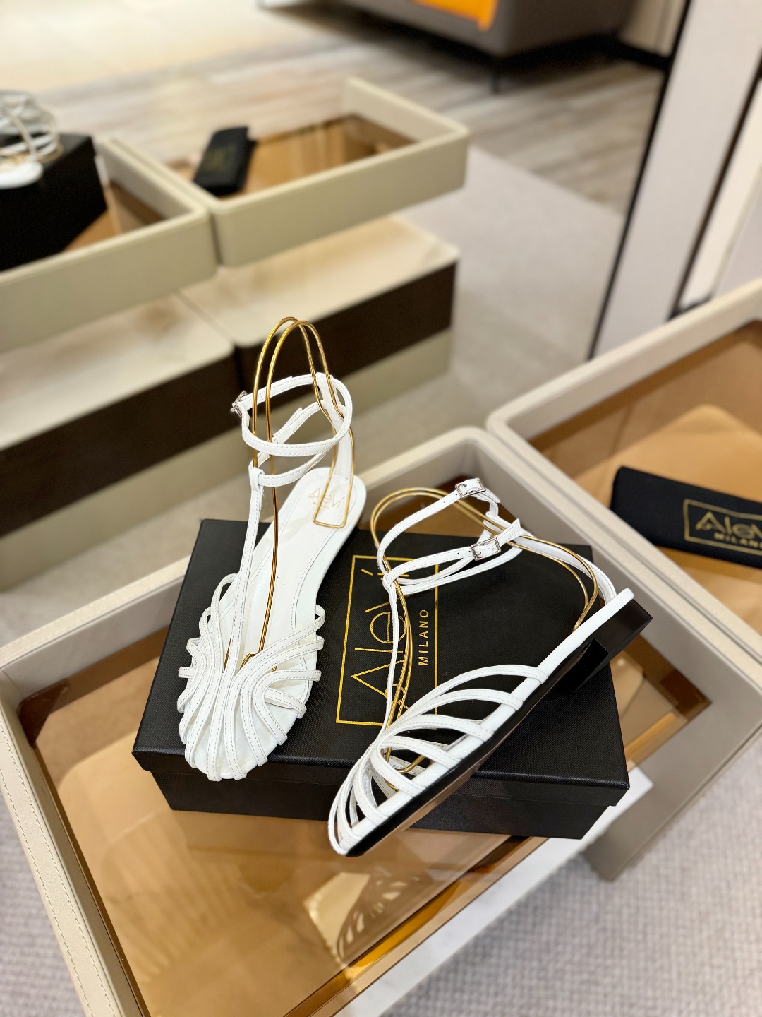 Alevi Mlano 阿列维·姆拉诺 𝘼𝙡𝙚𝙫𝙞 𝙈𝙡𝙖𝙣𝙤Alevi Milano包头平底走秀款一个