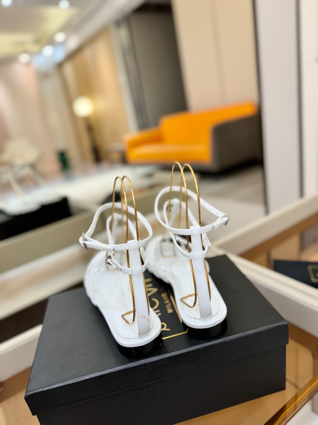 Alevi Mlano 阿列维·姆拉诺 𝘼𝙡𝙚𝙫𝙞 𝙈𝙡𝙖𝙣𝙤Alevi Milano包头平底走秀款一个