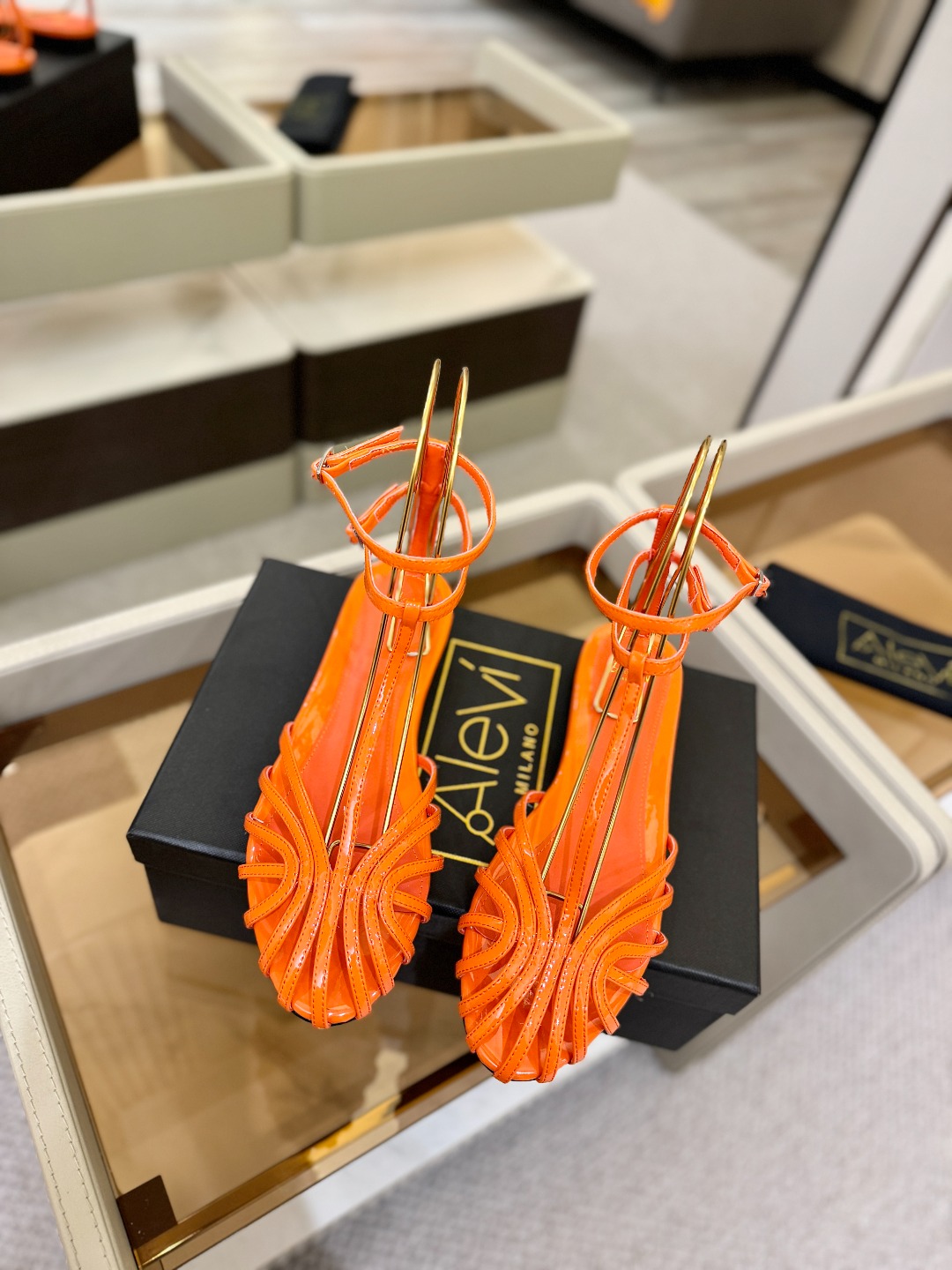 Alevi Mlano 阿列维·姆拉诺 𝘼𝙡𝙚𝙫𝙞 𝙈𝙡𝙖𝙣𝙤Alevi Milano包头平底走秀款一个