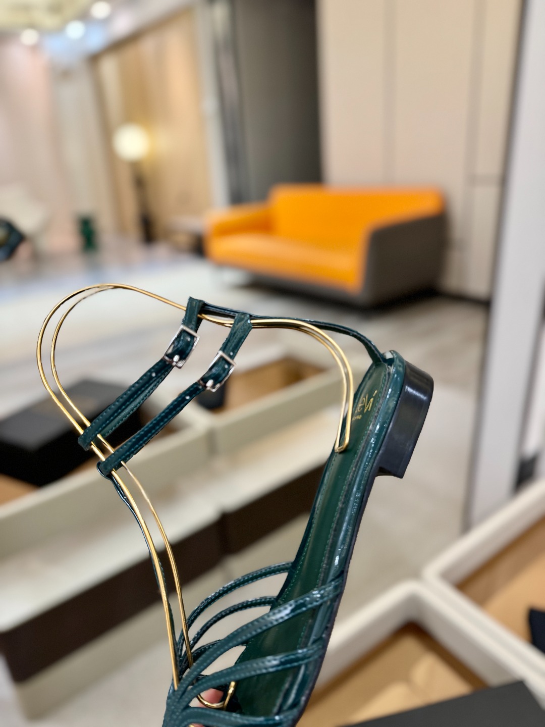 Alevi Mlano 阿列维·姆拉诺 𝘼𝙡𝙚𝙫𝙞 𝙈𝙡𝙖𝙣𝙤Alevi Milano包头平底走秀款一个