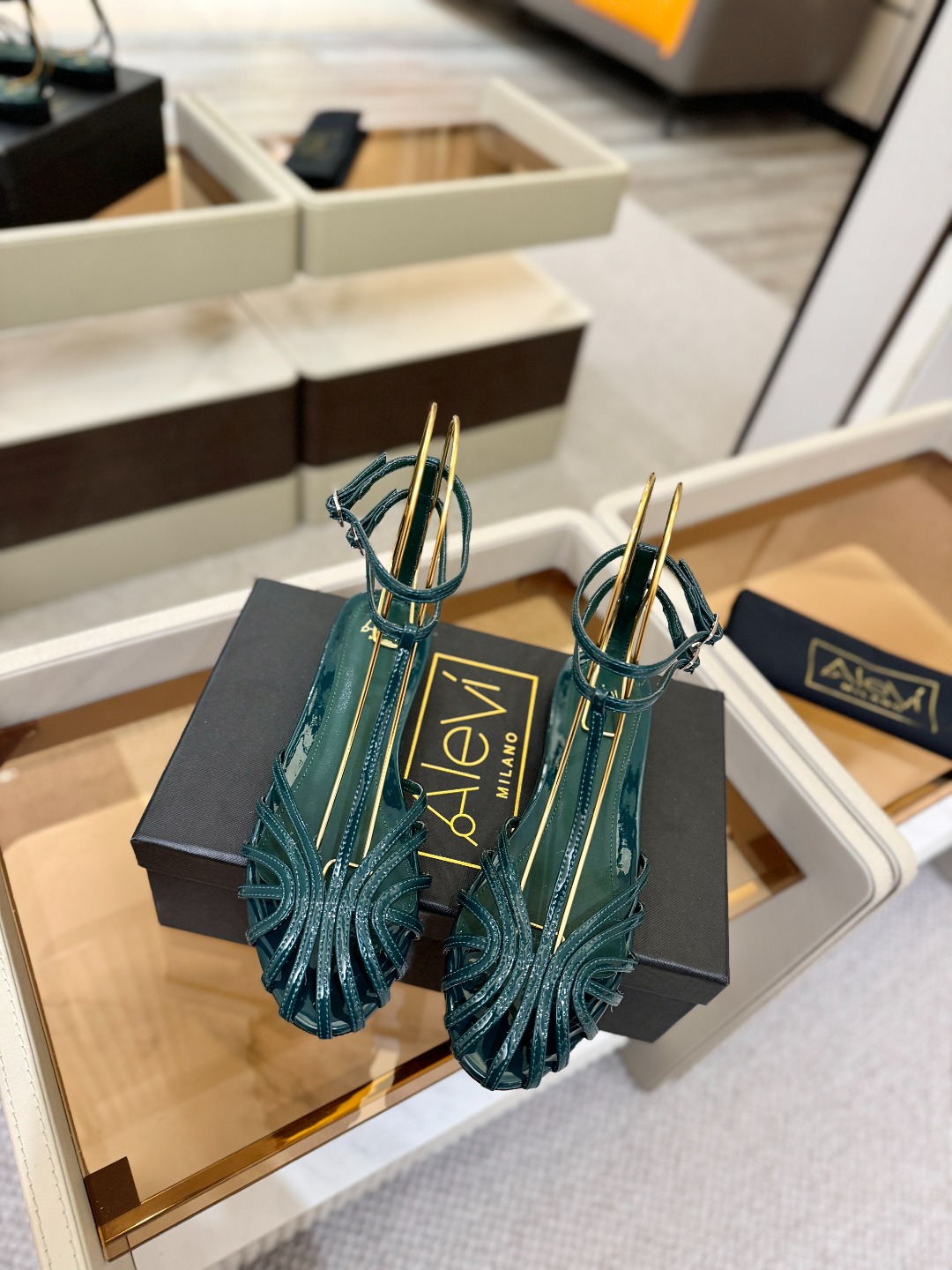 Alevi Mlano 阿列维·姆拉诺 𝘼𝙡𝙚𝙫𝙞 𝙈𝙡𝙖𝙣𝙤Alevi Milano包头平底走秀款一个