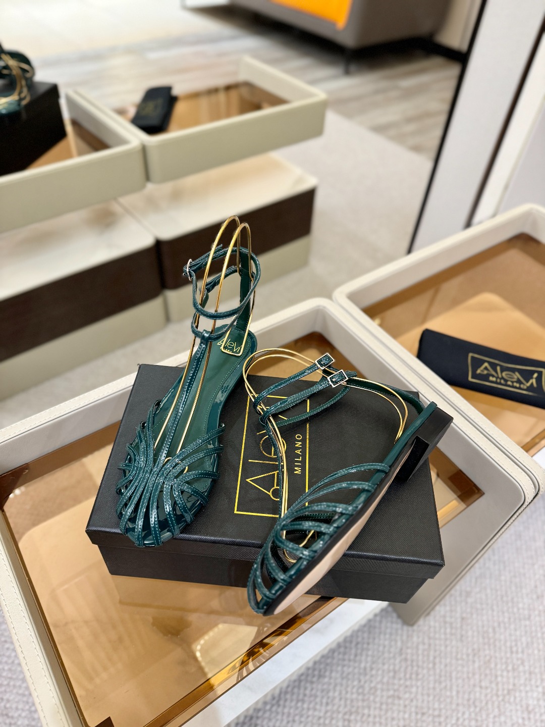 Alevi Mlano 阿列维·姆拉诺 𝘼𝙡𝙚𝙫𝙞 𝙈𝙡𝙖𝙣𝙤Alevi Milano包头平底走秀款一个