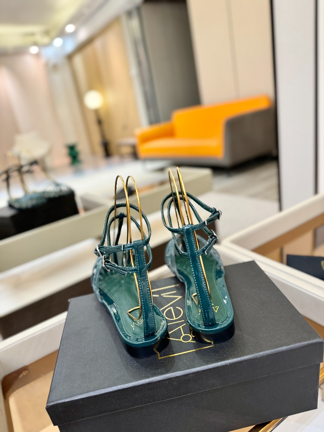 Alevi Mlano 阿列维·姆拉诺 𝘼𝙡𝙚𝙫𝙞 𝙈𝙡𝙖𝙣𝙤Alevi Milano包头平底走秀款一个