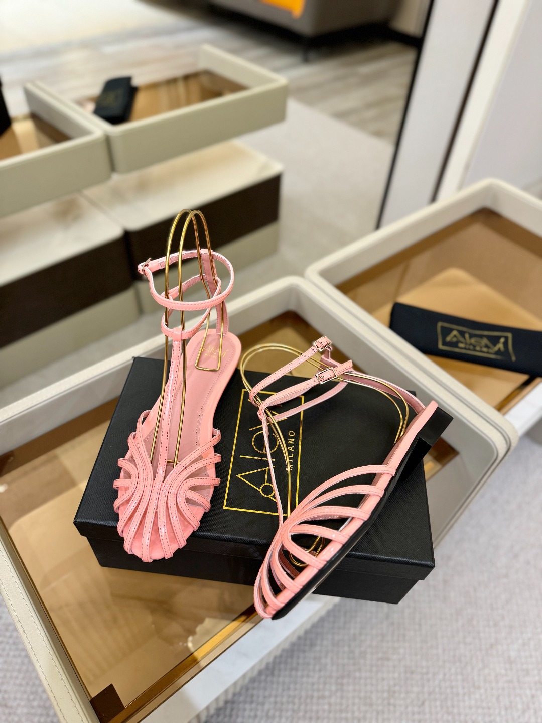 Alevi Mlano 阿列维·姆拉诺 𝘼𝙡𝙚𝙫𝙞 𝙈𝙡𝙖𝙣𝙤Alevi Milano包头平底走秀款一个