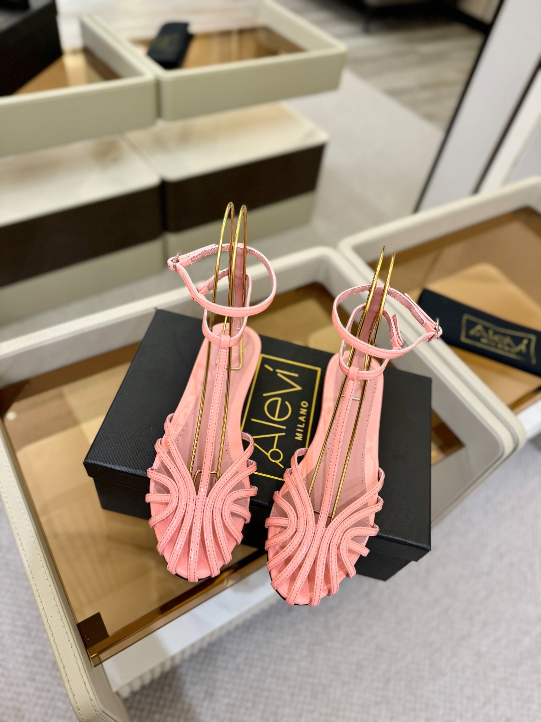 Alevi Mlano 阿列维·姆拉诺 𝘼𝙡𝙚𝙫𝙞 𝙈𝙡𝙖𝙣𝙤Alevi Milano包头平底走秀款一个