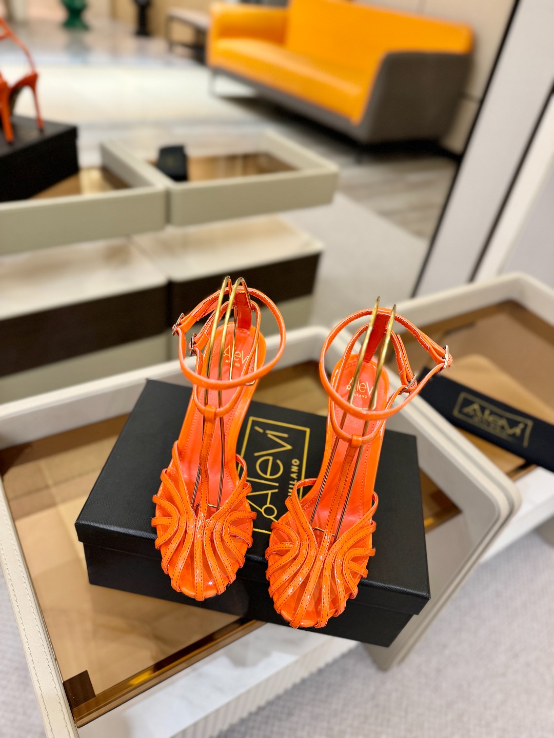 Alevi Mlano 阿列维·姆拉诺 𝘼𝙡𝙚𝙫𝙞 𝙈𝙡𝙖𝙣𝙤 Alevi Milano条带中空高跟走秀