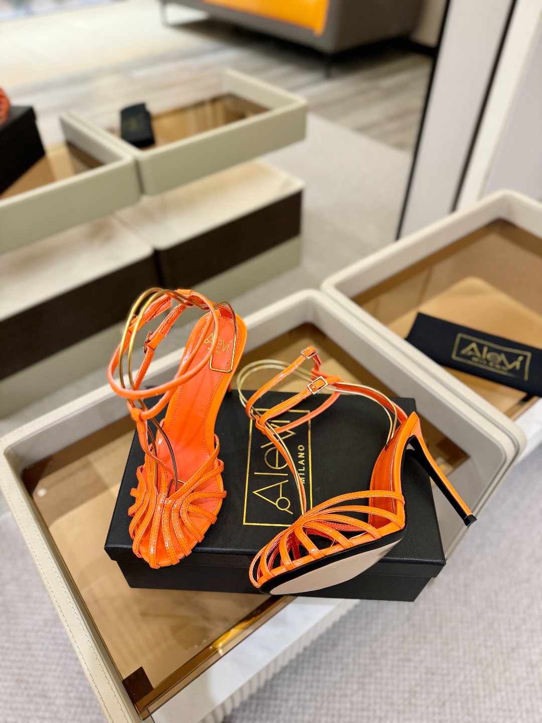 Alevi Mlano 阿列维·姆拉诺 𝘼𝙡𝙚𝙫𝙞 𝙈𝙡𝙖𝙣𝙤 Alevi Milano条带中空高跟走秀