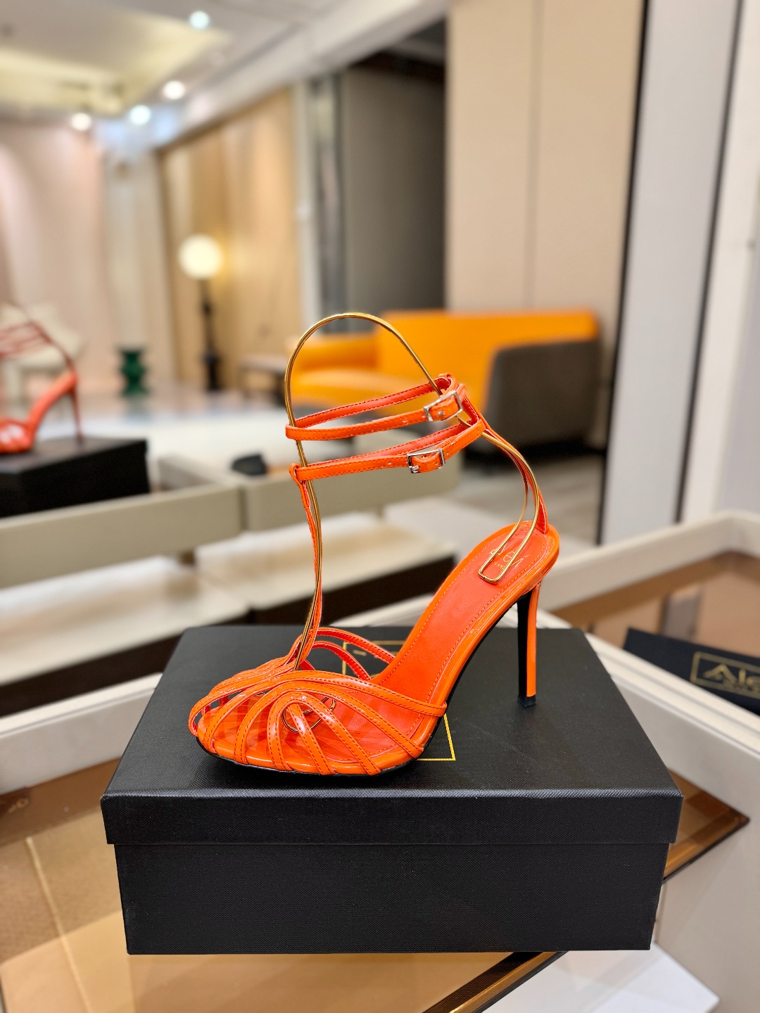 Alevi Mlano 阿列维·姆拉诺 𝘼𝙡𝙚𝙫𝙞 𝙈𝙡𝙖𝙣𝙤 Alevi Milano条带中空高跟走秀