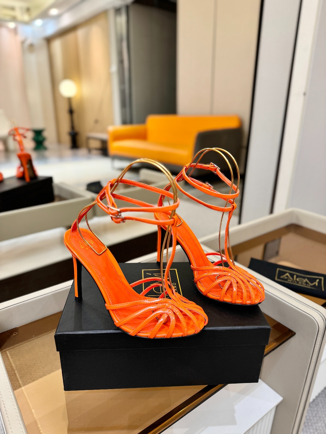 Alevi Mlano 阿列维·姆拉诺 𝘼𝙡𝙚𝙫𝙞 𝙈𝙡𝙖𝙣𝙤 Alevi Milano条带中空高跟走秀