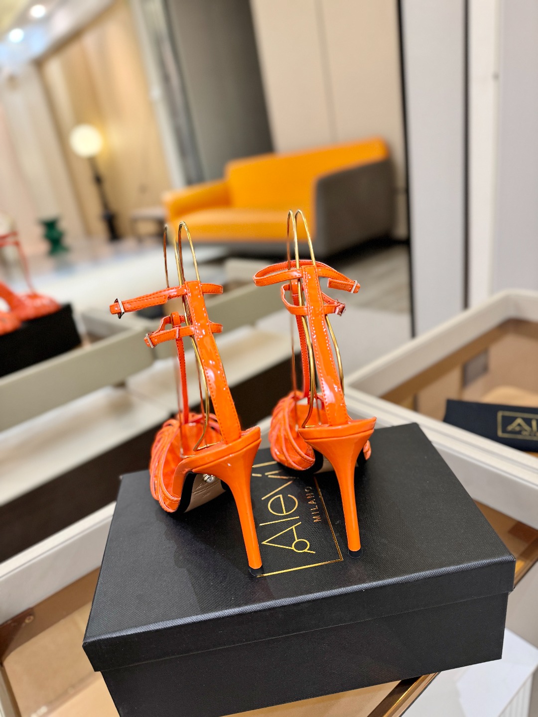 Alevi Mlano 阿列维·姆拉诺 𝘼𝙡𝙚𝙫𝙞 𝙈𝙡𝙖𝙣𝙤 Alevi Milano条带中空高跟走秀