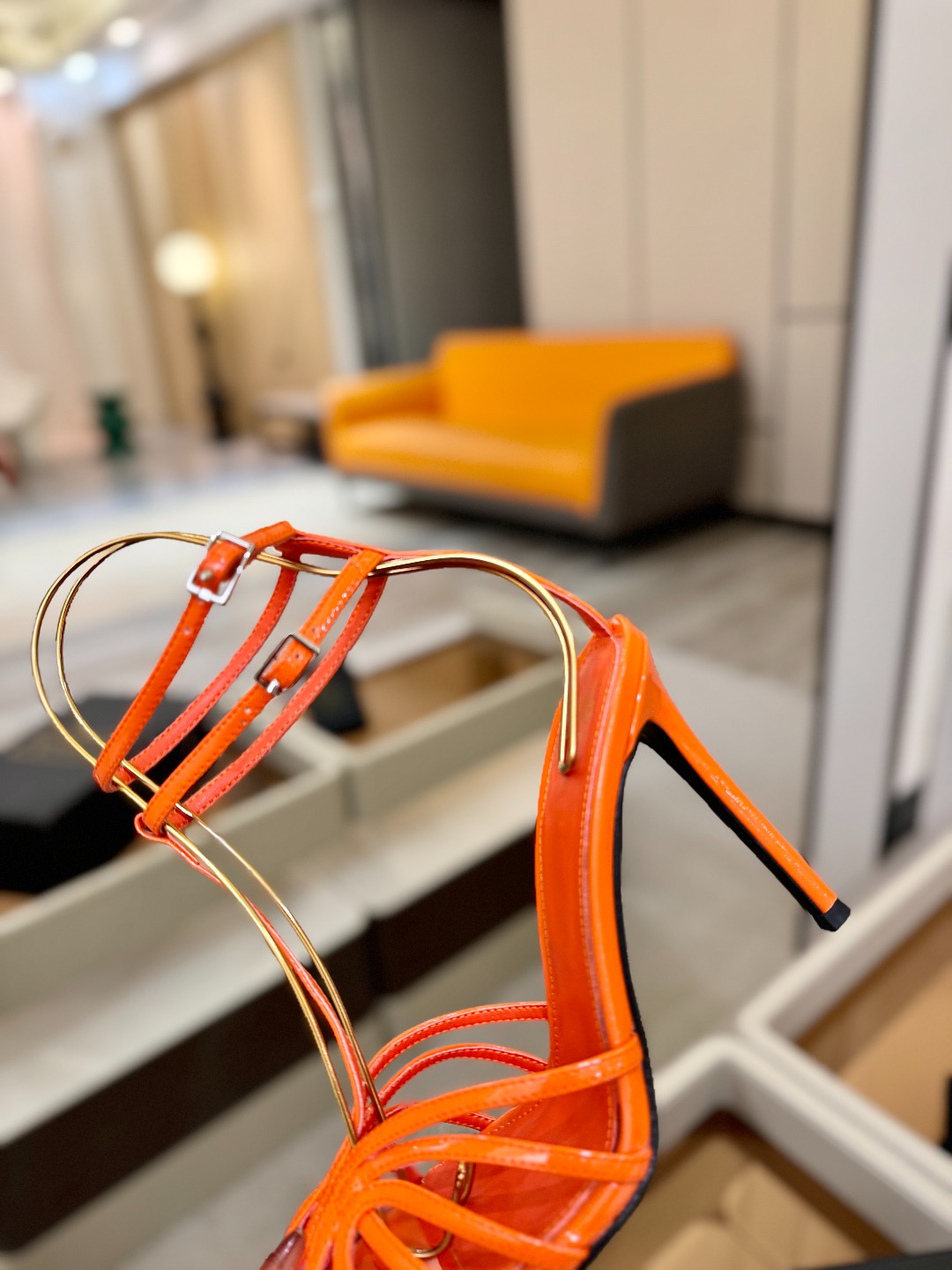 Alevi Mlano 阿列维·姆拉诺 𝘼𝙡𝙚𝙫𝙞 𝙈𝙡𝙖𝙣𝙤 Alevi Milano条带中空高跟走秀