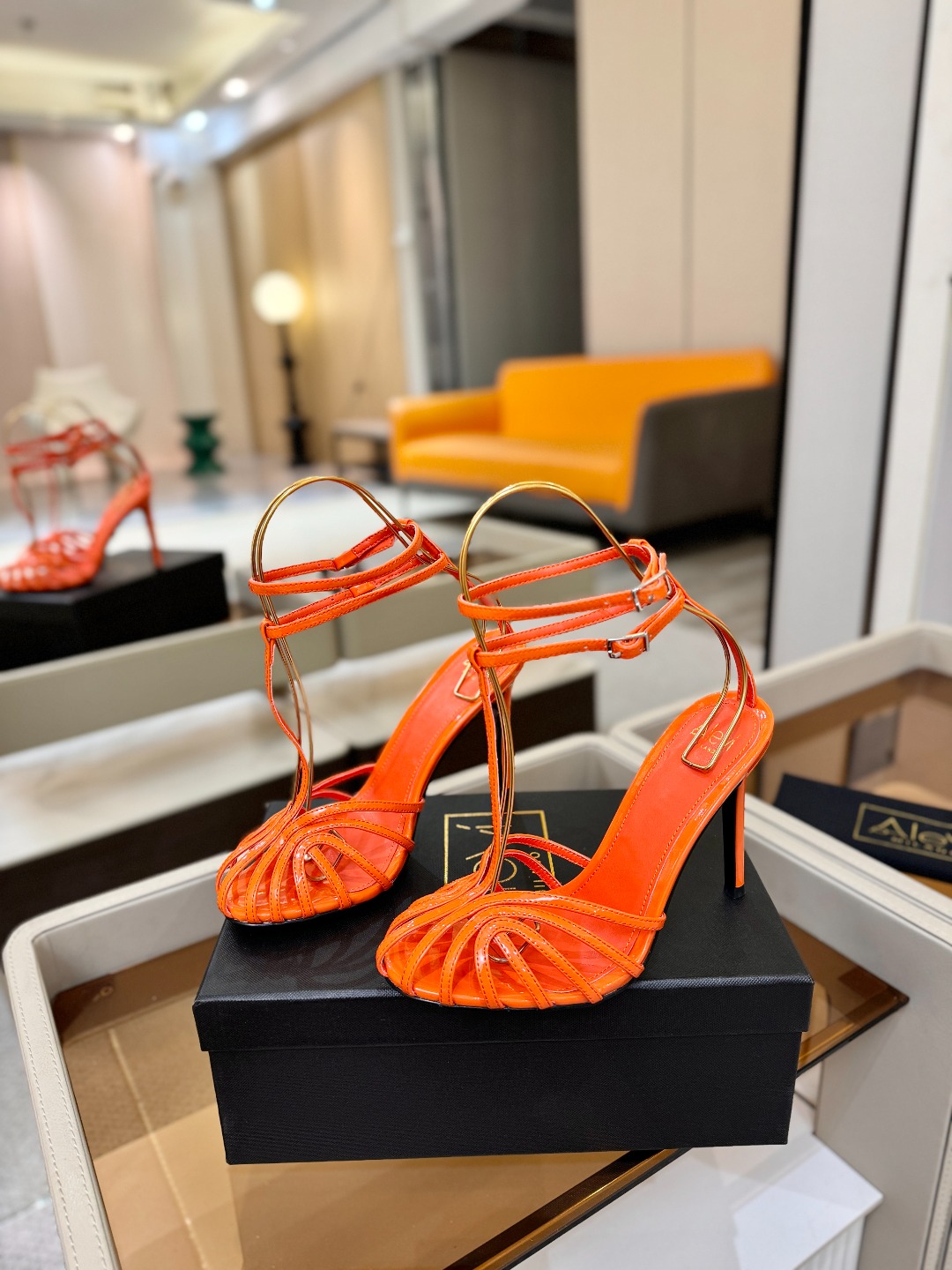 Alevi Mlano 阿列维·姆拉诺 𝘼𝙡𝙚𝙫𝙞 𝙈𝙡𝙖𝙣𝙤 Alevi Milano条带中空高跟走秀