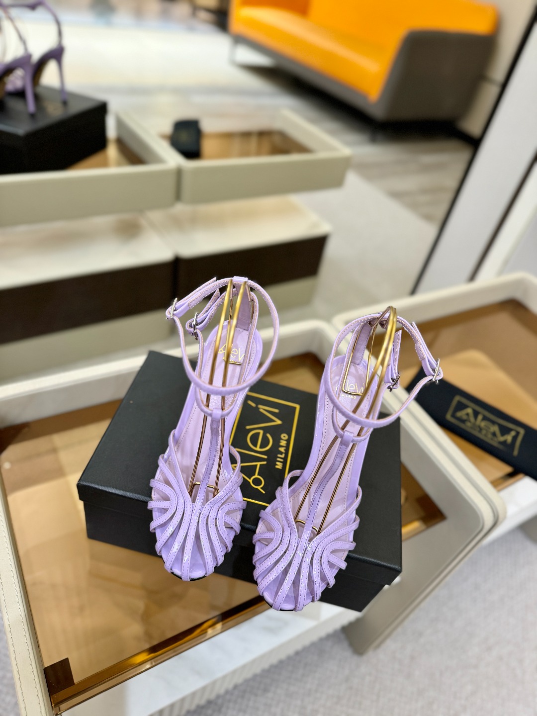 Alevi Mlano 阿列维·姆拉诺 𝘼𝙡𝙚𝙫𝙞 𝙈𝙡𝙖𝙣𝙤 Alevi Milano条带中空高跟走秀