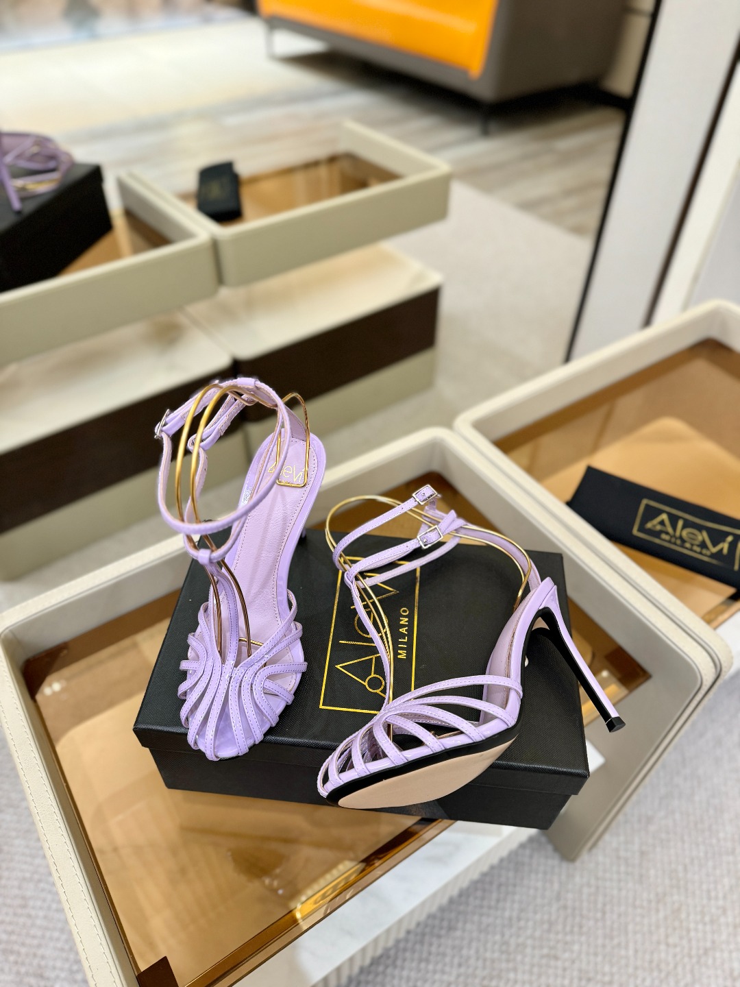 Alevi Mlano 阿列维·姆拉诺 𝘼𝙡𝙚𝙫𝙞 𝙈𝙡𝙖𝙣𝙤 Alevi Milano条带中空高跟走秀