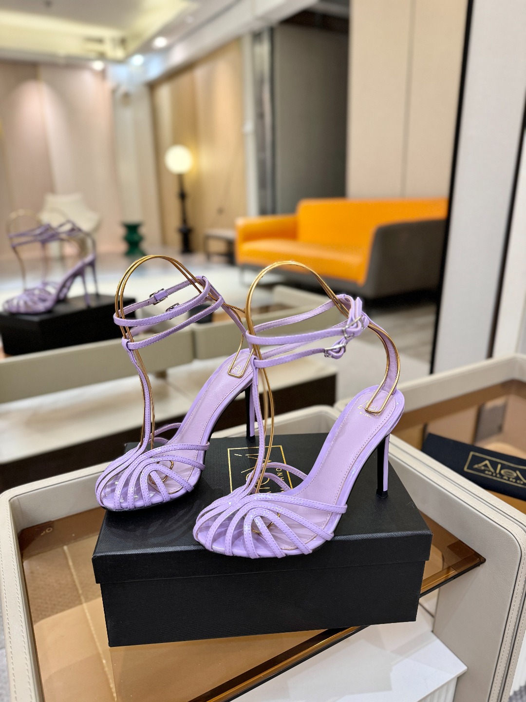 Alevi Mlano 阿列维·姆拉诺 𝘼𝙡𝙚𝙫𝙞 𝙈𝙡𝙖𝙣𝙤 Alevi Milano条带中空高跟走秀