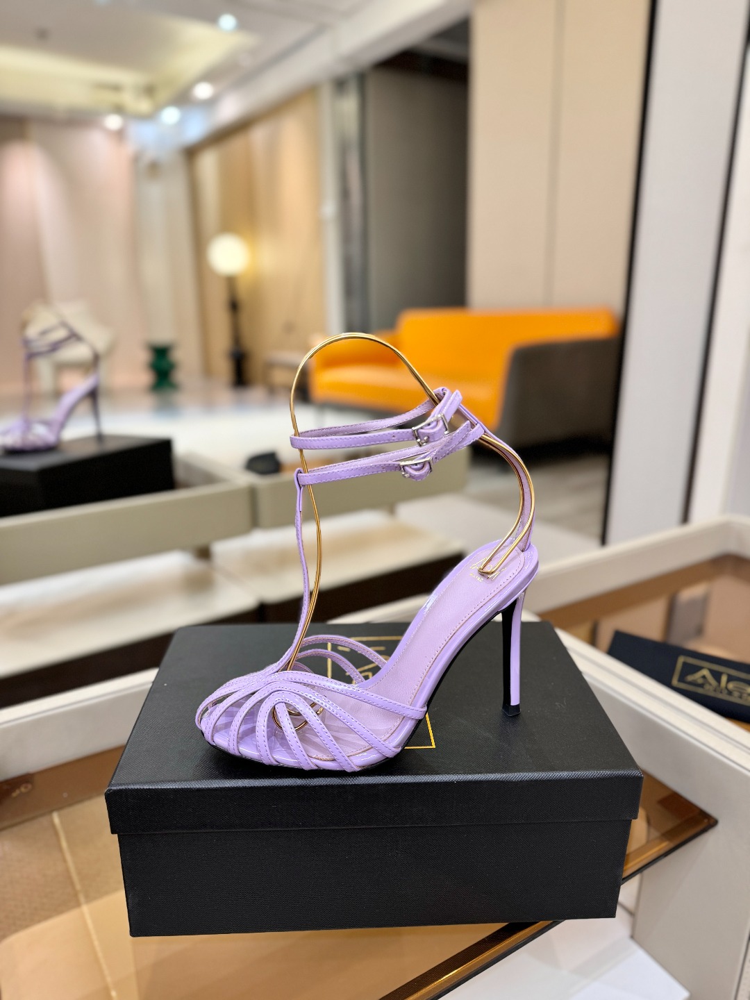 Alevi Mlano 阿列维·姆拉诺 𝘼𝙡𝙚𝙫𝙞 𝙈𝙡𝙖𝙣𝙤 Alevi Milano条带中空高跟走秀