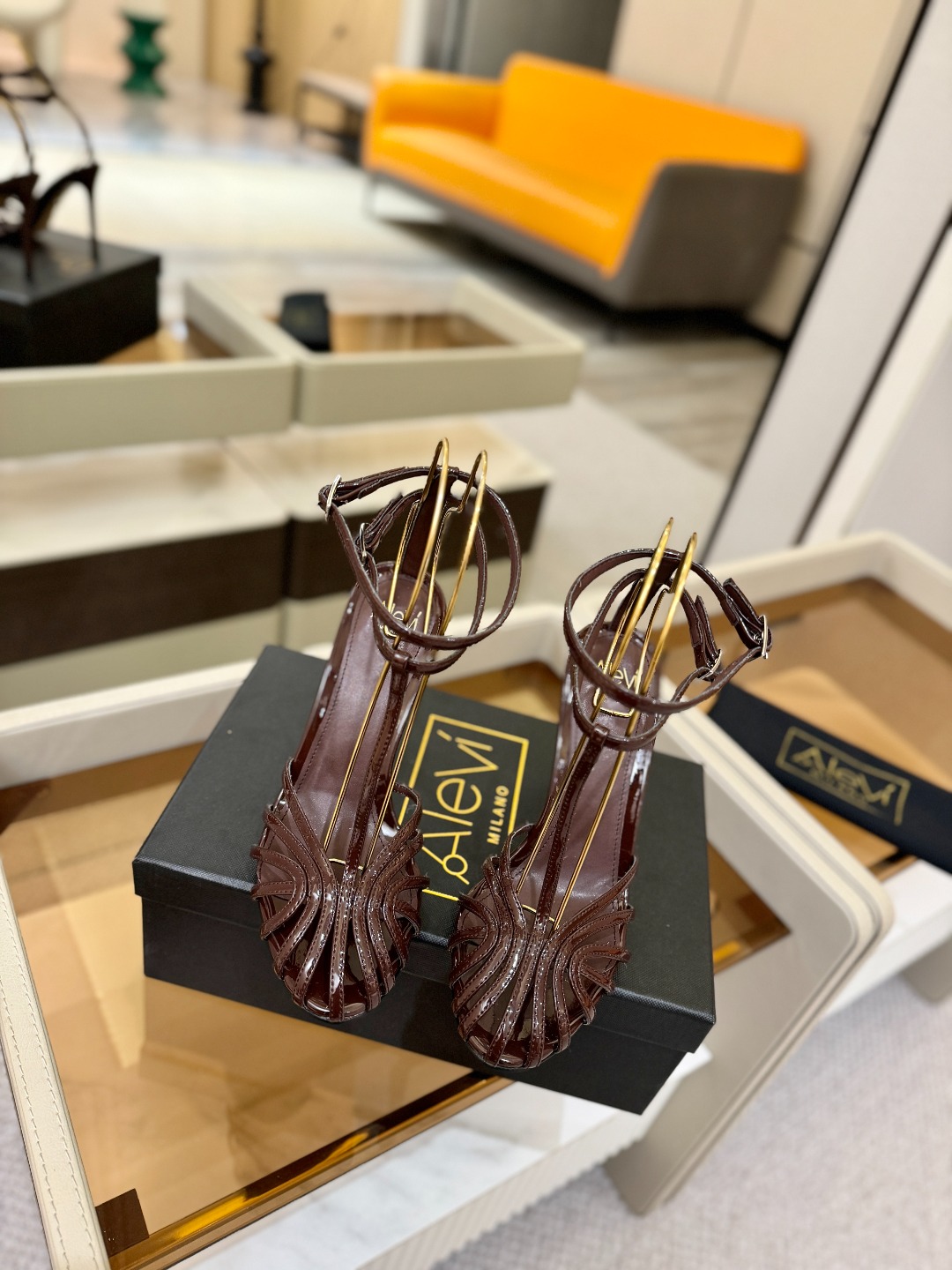 Alevi Mlano 阿列维·姆拉诺 𝘼𝙡𝙚𝙫𝙞 𝙈𝙡𝙖𝙣𝙤 Alevi Milano条带中空高跟走秀