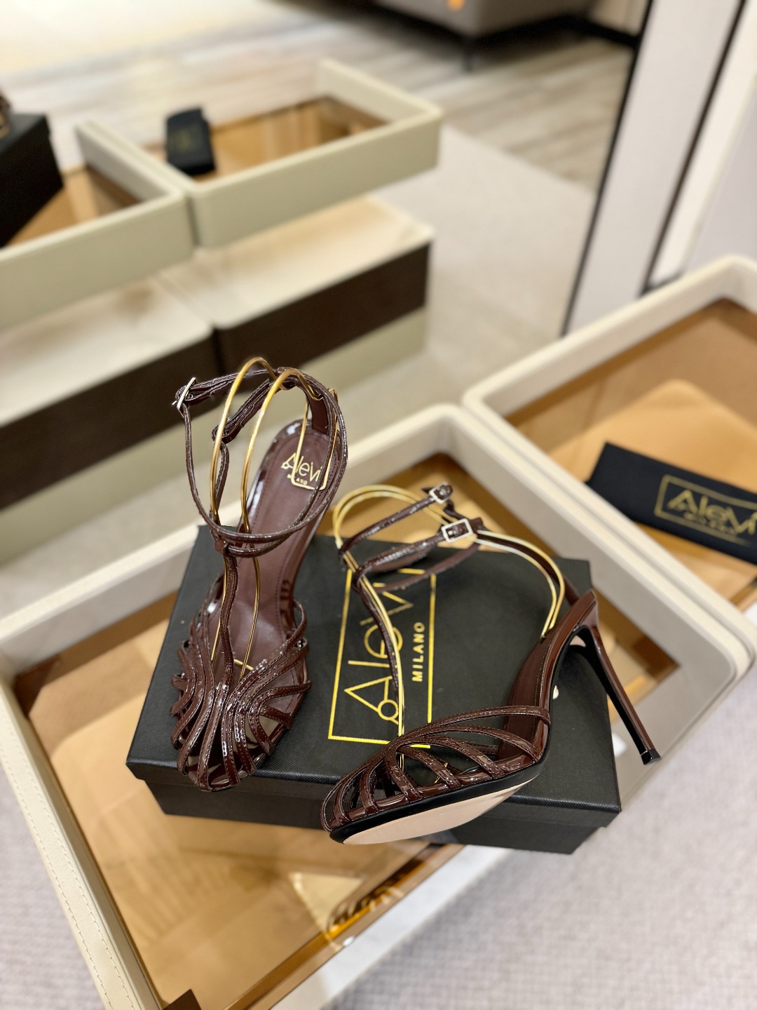 Alevi Mlano 阿列维·姆拉诺 𝘼𝙡𝙚𝙫𝙞 𝙈𝙡𝙖𝙣𝙤 Alevi Milano条带中空高跟走秀