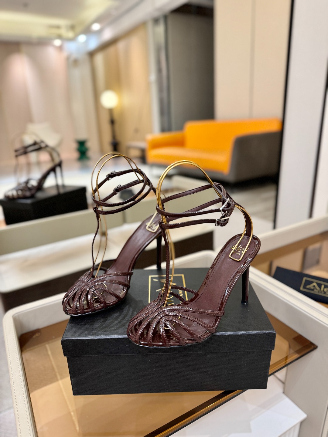 Alevi Mlano 阿列维·姆拉诺 𝘼𝙡𝙚𝙫𝙞 𝙈𝙡𝙖𝙣𝙤 Alevi Milano条带中空高跟走秀