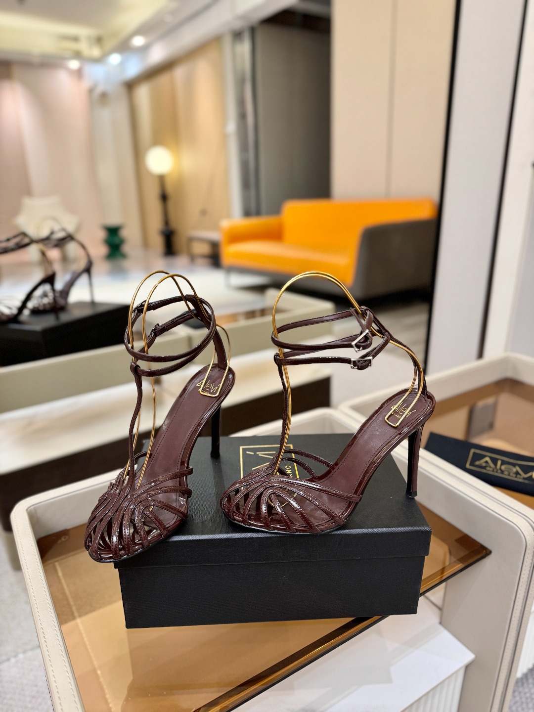 Alevi Mlano 阿列维·姆拉诺 𝘼𝙡𝙚𝙫𝙞 𝙈𝙡𝙖𝙣𝙤 Alevi Milano条带中空高跟走秀