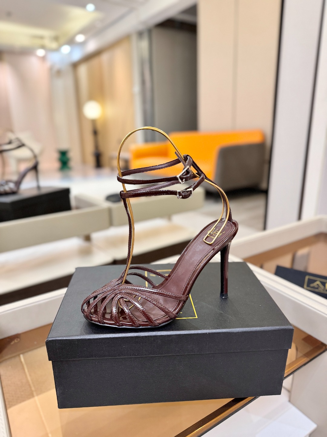 Alevi Mlano 阿列维·姆拉诺 𝘼𝙡𝙚𝙫𝙞 𝙈𝙡𝙖𝙣𝙤 Alevi Milano条带中空高跟走秀