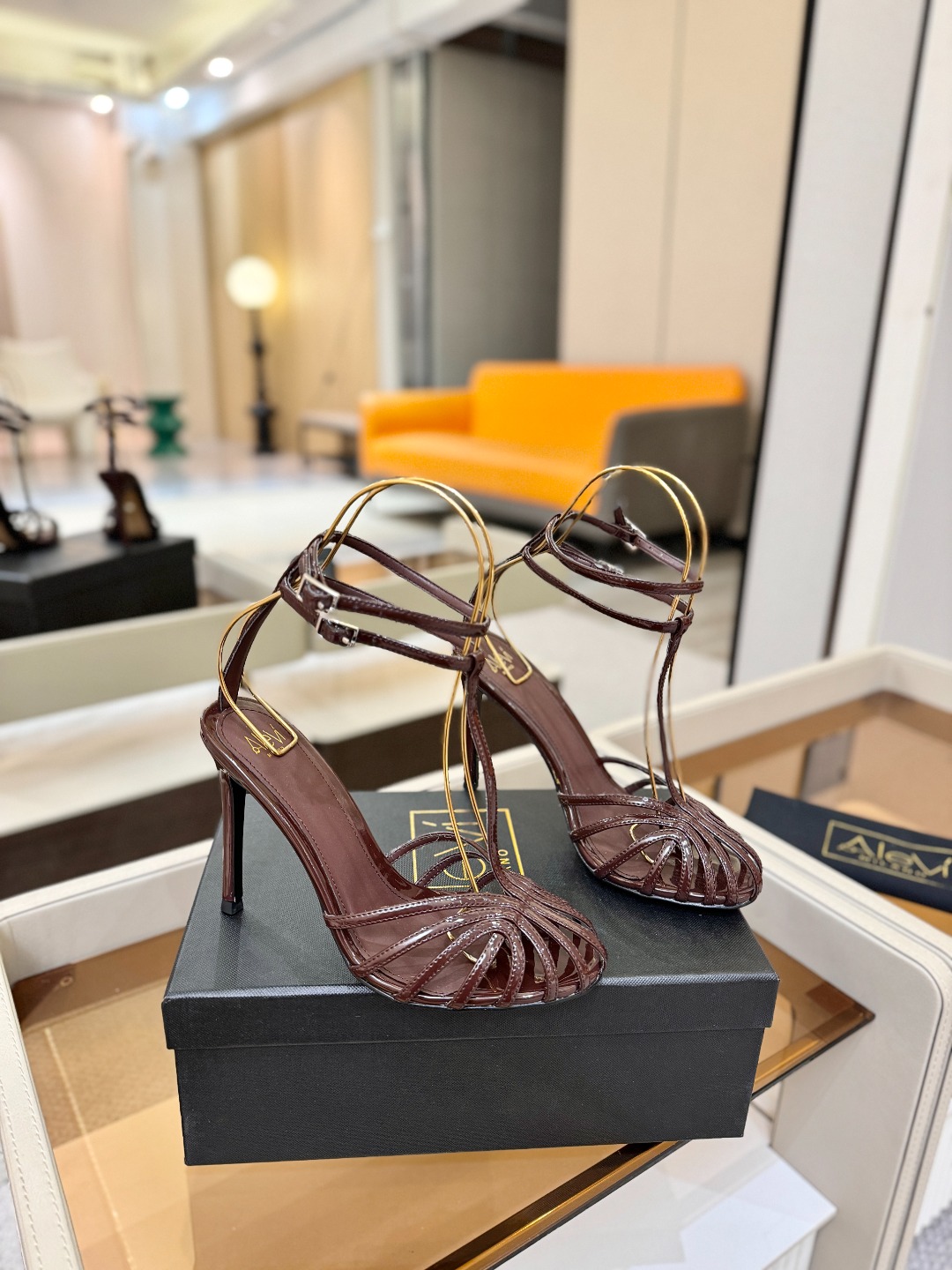 Alevi Mlano 阿列维·姆拉诺 𝘼𝙡𝙚𝙫𝙞 𝙈𝙡𝙖𝙣𝙤 Alevi Milano条带中空高跟走秀