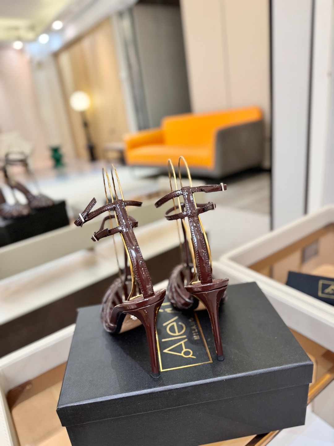 Alevi Mlano 阿列维·姆拉诺 𝘼𝙡𝙚𝙫𝙞 𝙈𝙡𝙖𝙣𝙤 Alevi Milano条带中空高跟走秀